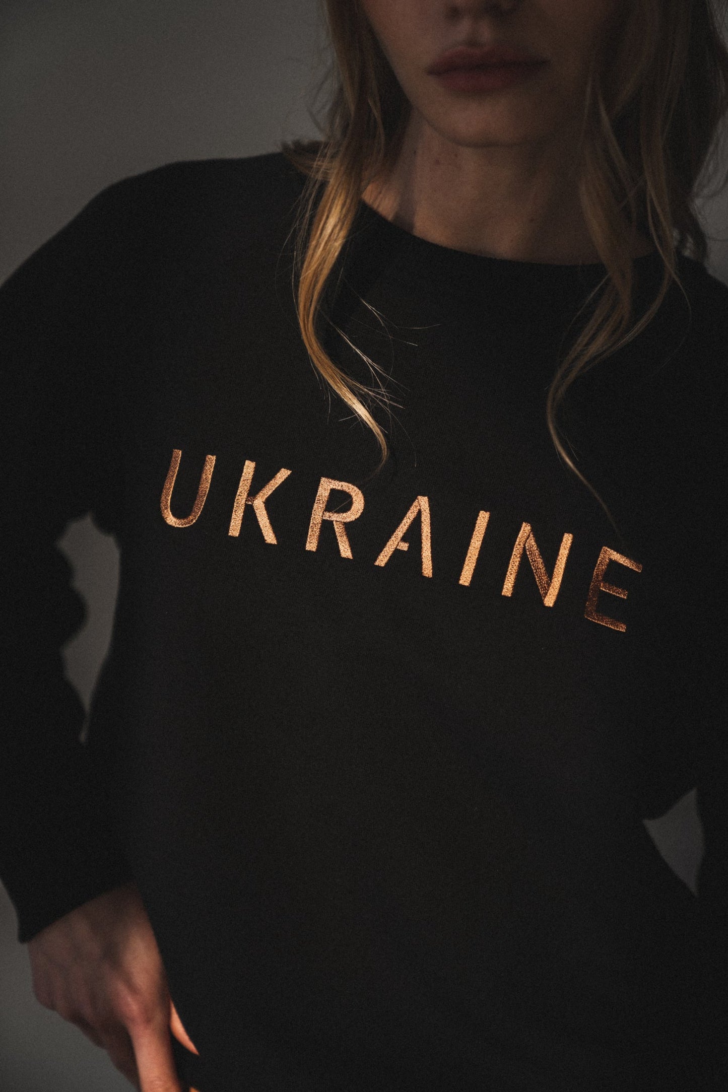 Sweatshirt mit Stickerei "Ukraine" in Schwarz