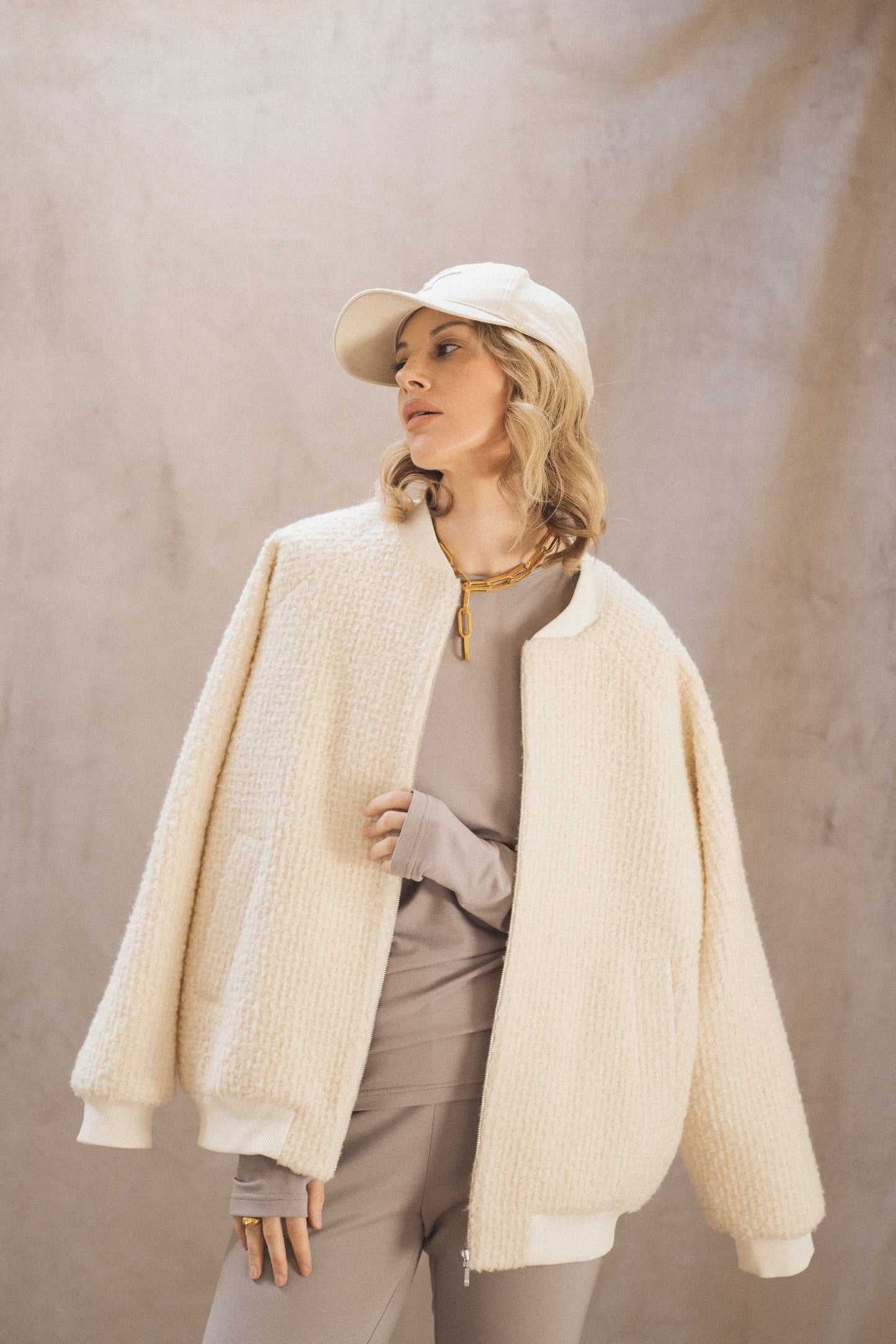 Bouclé-Bomber in Beige