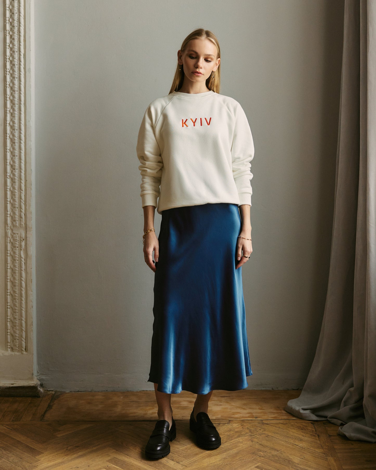 Sweatshirt mit Stickerei "Kyiv" in Milchfarbe