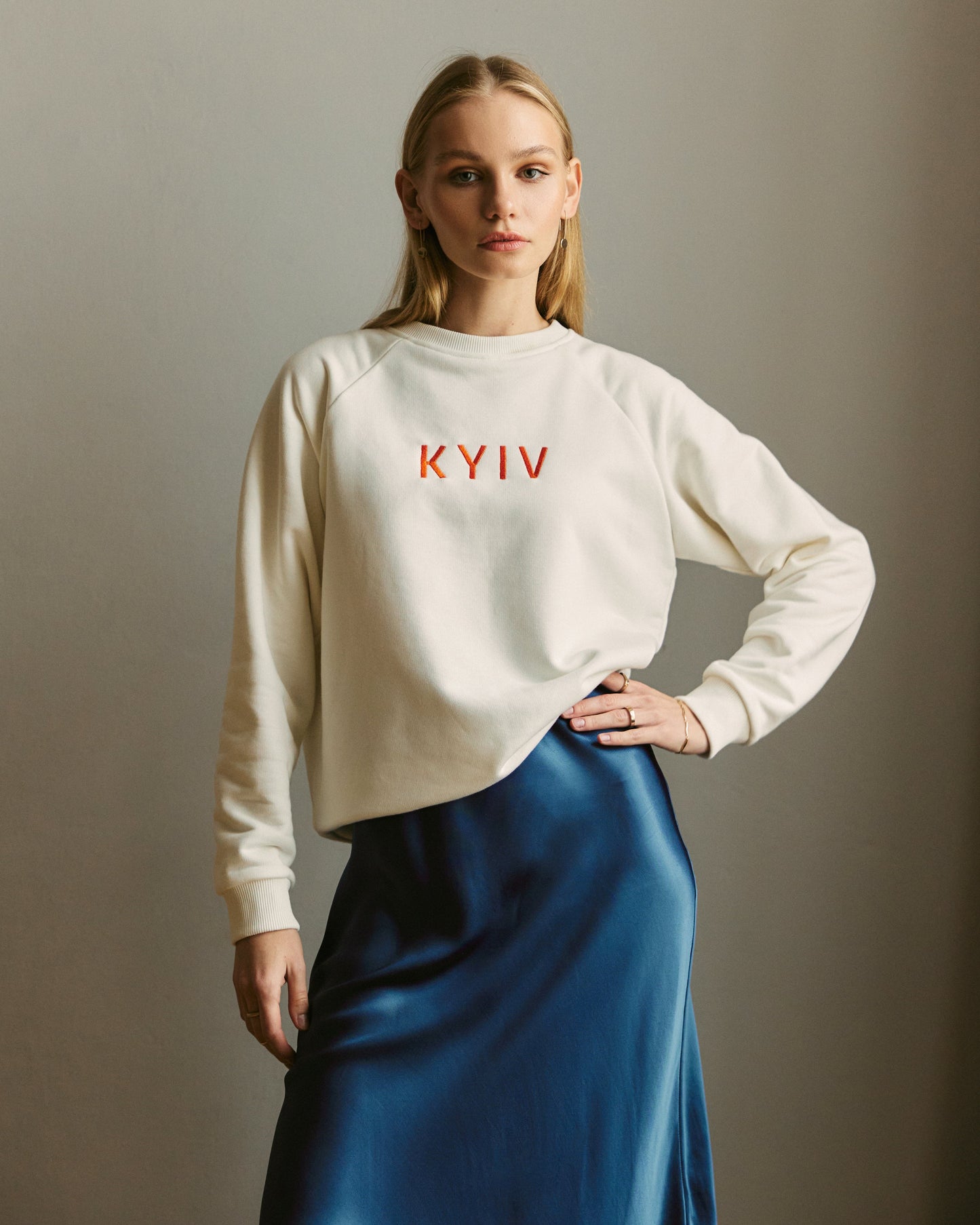 Sweatshirt mit Stickerei "Kyiv" in Milchfarbe
