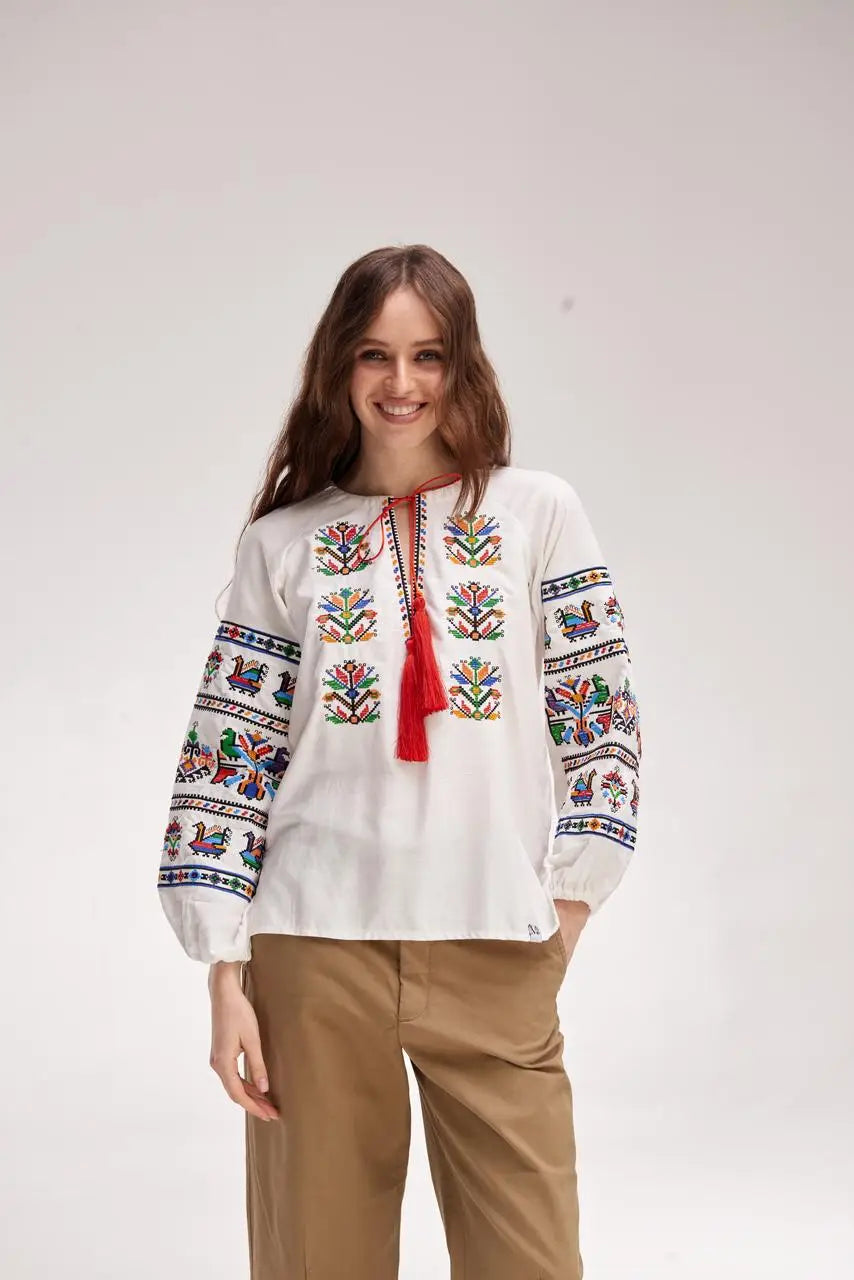 Bluse mit mehrfarbiger Stickerei