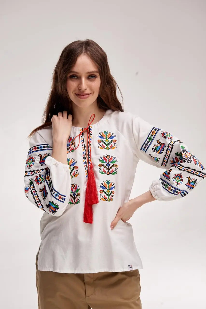 Bluse mit mehrfarbiger Stickerei