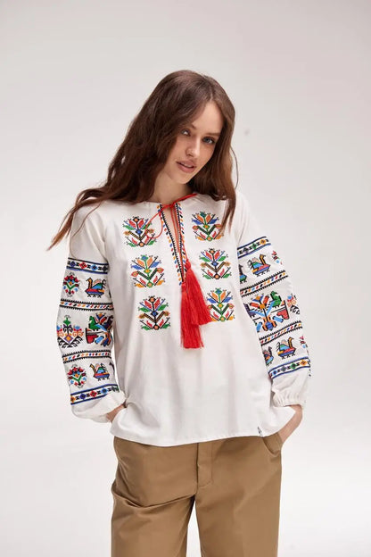 Bluse mit mehrfarbiger Stickerei