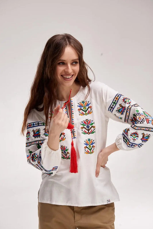 Bluse mit mehrfarbiger Stickerei