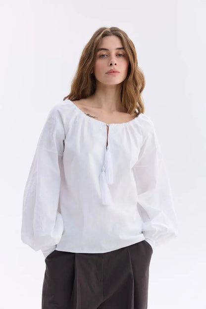 Bluse mit weißer Stickerei