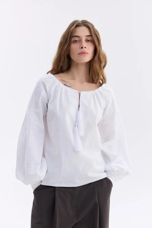 Bluse mit weißer Stickerei