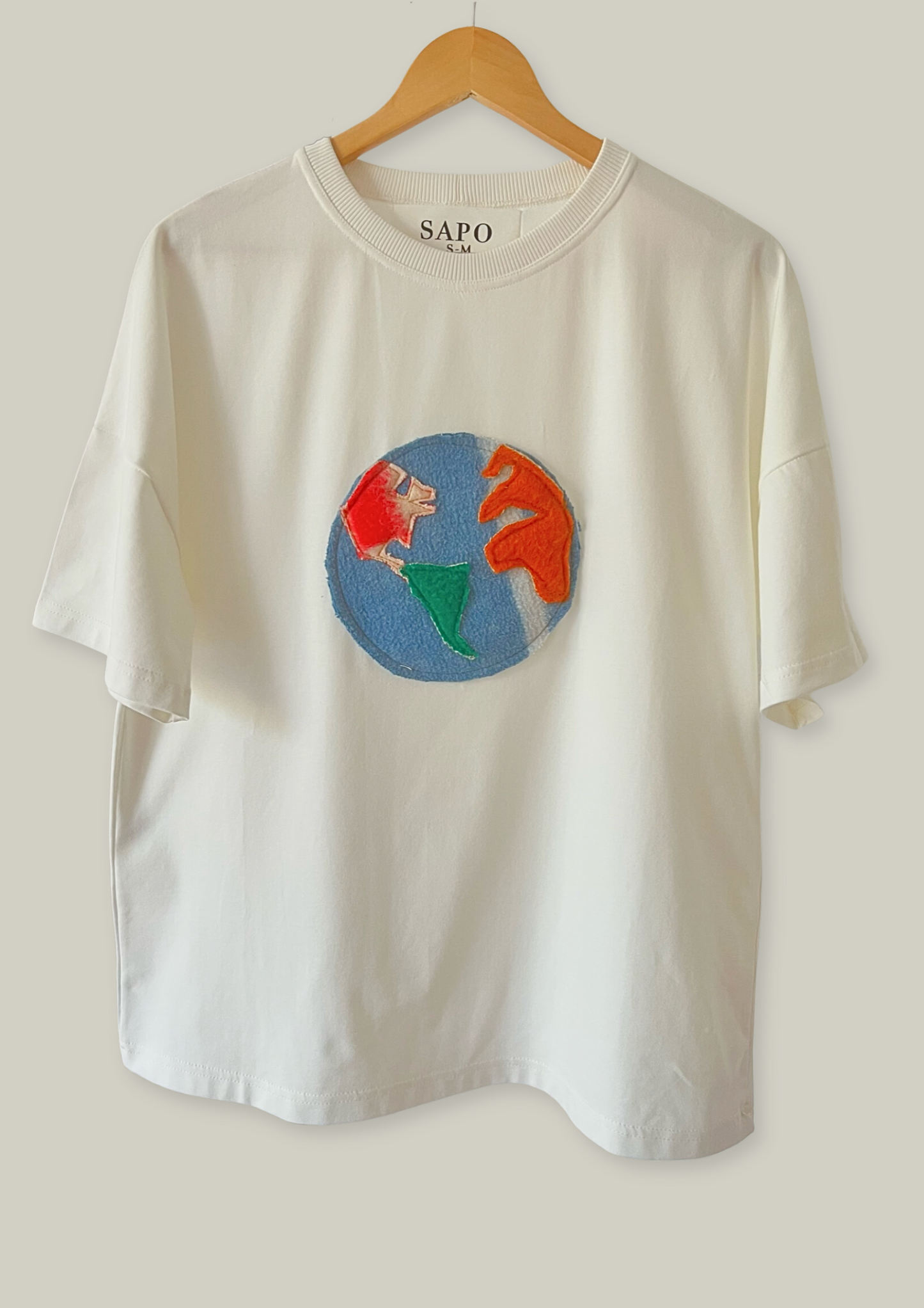 Unisex T-Shirt "Welt" mit upcycling Aufnäher